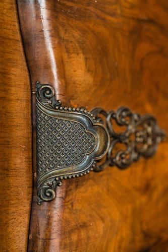 a metal latch on the side of a wooden table at Garlande Hôtel Avignon Centre in Avignon