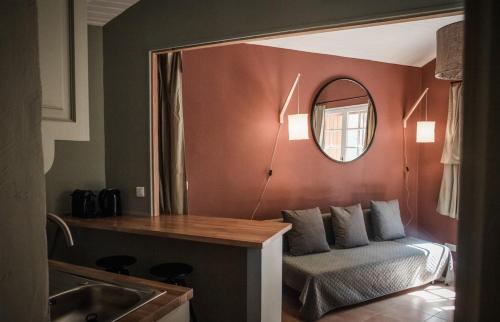 - une chambre avec un lit, un miroir et un lavabo dans l'établissement Mas d'Arvieux Cottage, à Tarascon