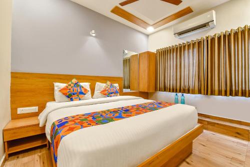 - une chambre avec un grand lit dans l'établissement FabExpress Gokul Villa, à Ahmedabad
