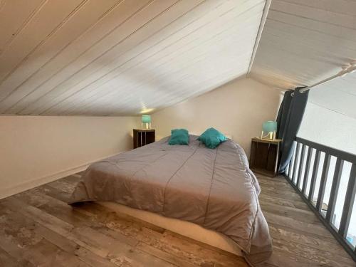 1 dormitorio con 1 cama con 2 almohadas en Appartement Noirmoutier-en-l'Île, 1 pièce, 4 personnes - FR-1-224B-99, en Noirmoutier-en-l'Île