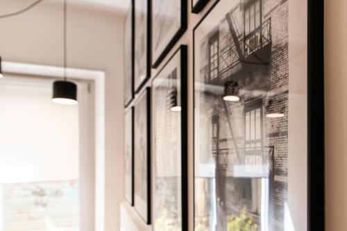 Una ventana de un edificio con imágenes en ella. en Metropolitan Rooms, en Cagliari