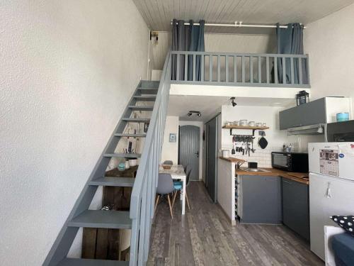 un lit en mezzanine dans une cuisine avec un bureau dans l'établissement Studio Mezzanine Lumineux avec Wifi, Idéalement Situé, 4 Couchages, à 250m de la Plage et du Port - FR-1-224B-99, à Noirmoutier-en-l'lle