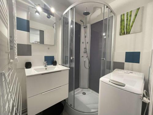 une salle de bain avec une douche, des toilettes et un lavabo dans l'établissement Studio Mezzanine Lumineux avec Wifi, Idéalement Situé, 4 Couchages, à 250m de la Plage et du Port - FR-1-224B-99, à Noirmoutier-en-l'lle