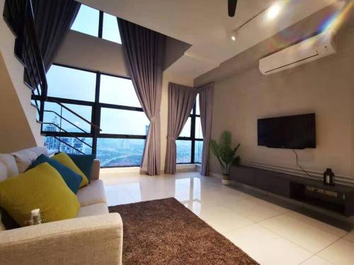 Uma área de estar em [5-STAR Facilities] ARTE Mont Kiara Luxury Duplex