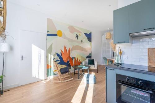 un salon avec un tableau sur le mur dans l'établissement Charmant T2 Proche du Prado, Perier et Castellane, à Marseille