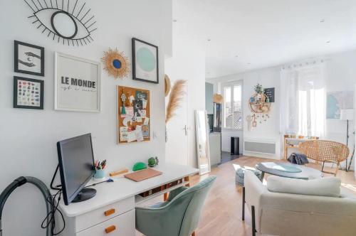 - un salon avec un bureau et un ordinateur dans l'établissement Charmant T2 Proche du Prado, Perier et Castellane, à Marseille