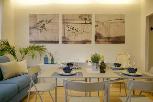 科莫的住宿－Como Lake Crispi 7 Apartment，一间带桌子和蓝色沙发的用餐室