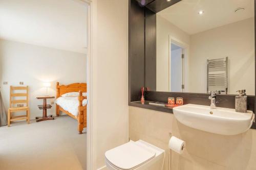 uma casa de banho com um lavatório, um WC e um quarto em Luxury Ensuite Room 2 Minutes from Cambridge Station em Cambridge