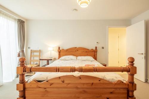 um quarto com uma cama de madeira num quarto em Luxury Ensuite Room 2 Minutes from Cambridge Station em Cambridge