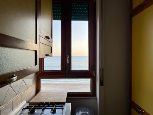 サレルノにあるCasa Vista Mareのキッチン窓から海の景色を望めます。
