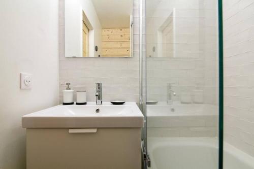 Chailloud - Modern Studio 2pax - Lively Area - TV Wifi