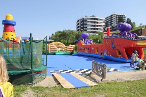 un parque infantil con tobogán acuático en Appartement 2 chambres 5/7 pers proche centre commercial avec piscine, en Chamrousse