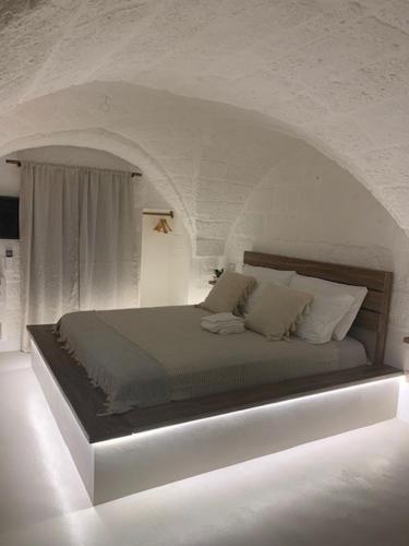 een slaapkamer met een bed in een witte kamer bij Boutique Room One in Fasano