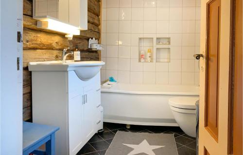 bagno con vasca, lavandino e servizi igienici di Amazing Home In Avery With Wifi ad Averoy