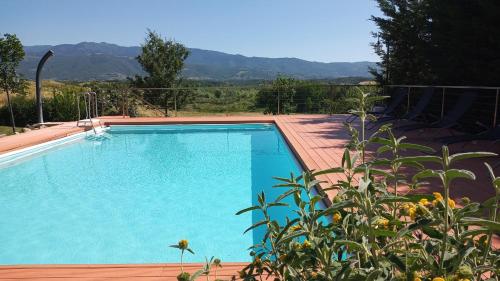 a swimming pool with a view of the mountains at Tenuta i Lecci in Terranuova Bracciolini