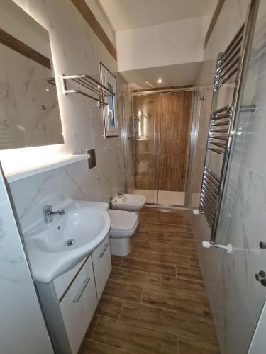 een badkamer met een wastafel, een toilet en een douche bij B&B Taras Di San Vito in Taranto