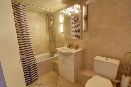 ein Badezimmer mit einem WC, einem Waschbecken und einer Badewanne in der Unterkunft Iris Triplex studio in Chamonix-Mont-Blanc