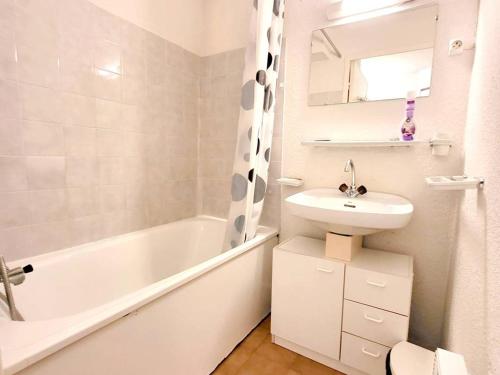 une salle de bain blanche avec un lavabo, une baignoire et des toilettes dans l'établissement T2 avec parking, piscine, tennis - 200m plages et commerces - FR-1-316-58, à Six-Fours-les-Plages