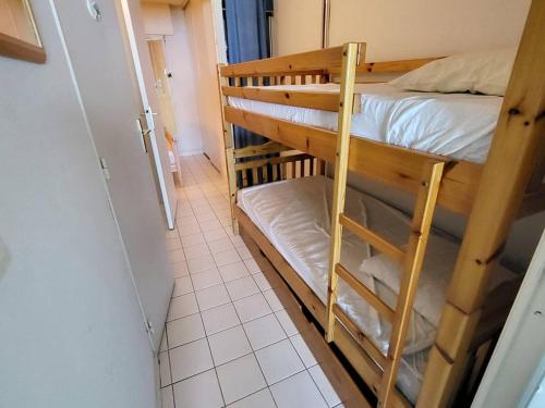 - un couloir avec 2 lits superposés dans une chambre dans l'établissement T2 climatisé avec piscine, tennis et parking à 200 m des plages - FR-1-316-96, à Six-Fours-les-Plages