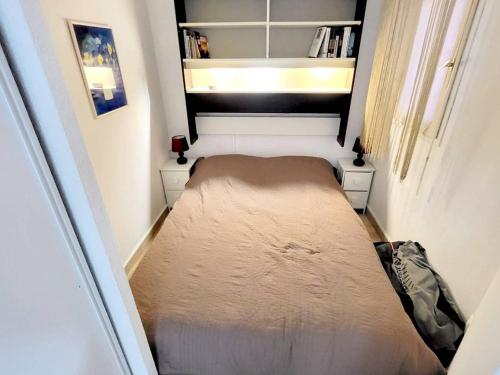 une petite chambre avec un lit dans une pièce dans l'établissement T3 Climatisé avec Wi-Fi, Parking, Piscine et Tennis - 200 m des Plages et Commerces - FR-1-316-95, à Six-Fours-les-Plages