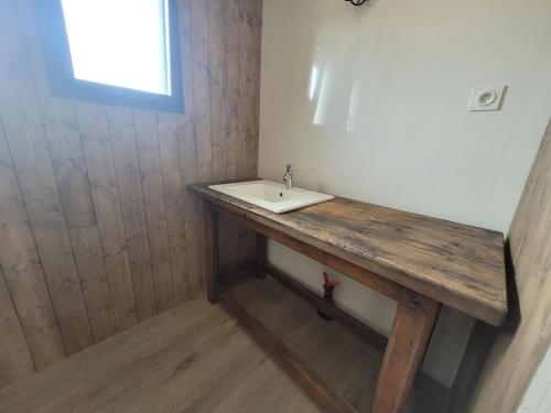 baño con encimera de madera y lavamanos en JOLIE MAISON BOIS 8 à 10 personnes en Saint-Jean-de-Monts