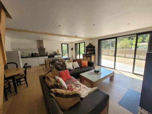 un salon avec un canapé et une table dans l'établissement JOLIE MAISON BOIS 8 à 10 personnes, à Saint-Jean-de-Monts