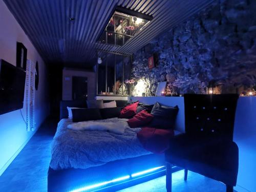 - une chambre avec un grand lit bleu clair dans l'établissement Sweet Loft Grenoble-Love Room avec jacuzzi & sauna, à Grenoble