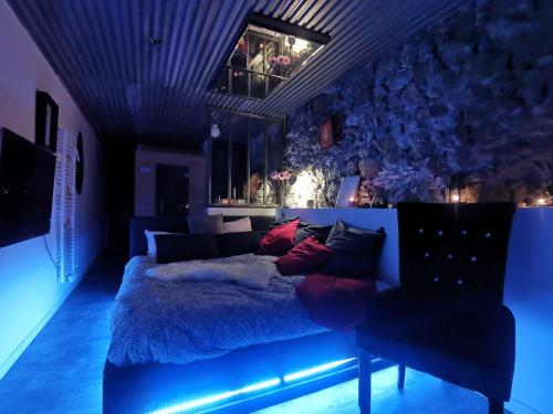 Khu vực ghế ngồi tại Sweet Loft Grenoble-Love Room avec jacuzzi & sauna