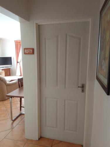 TV a/nebo společenská místnost v ubytování Botleng Guest House