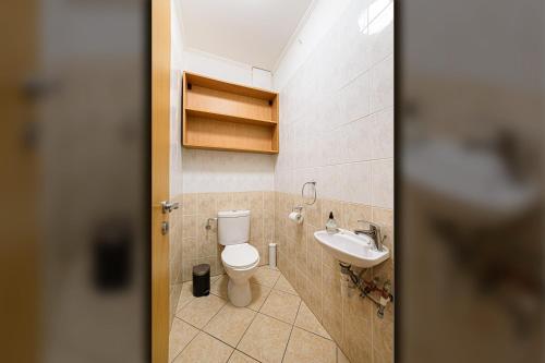 y baño con aseo y lavamanos. en High Class Residence Leopold en Budapest