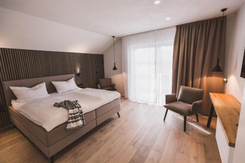 a hotel room with a bed and a chair at Weingut Gehlen-Cornelius in Brauneberg