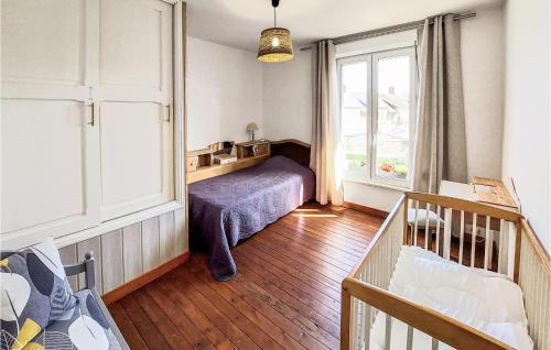 Ένα ή περισσότερα κρεβάτια σε δωμάτιο στο Amazing Home In Péronne With Kitchen