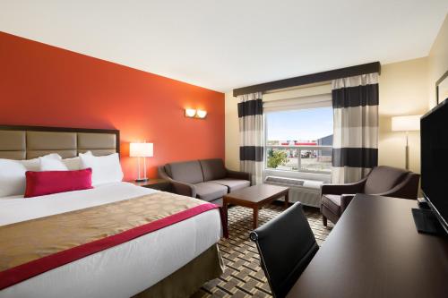 Postel nebo postele na pokoji v ubytování Ramada by Wyndham Edson
