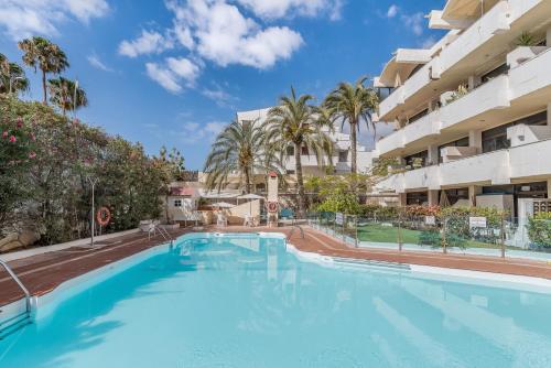 una gran piscina frente a un edificio en Apartamentos Don Quijote, en Playa del Inglés