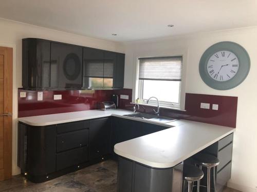 A kitchen or kitchenette at ' High Tor House, a taste of paradise on Harris '