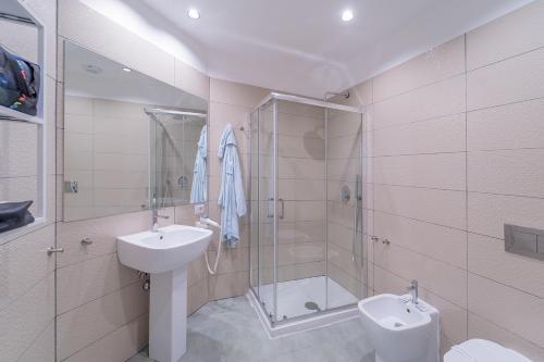 Koupelna v ubytování GreRos H. Rooms Napoli Centro by Clapa Group Dislocated Hospitality