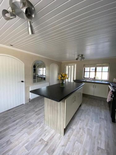 Kuchyň nebo kuchyňský kout v ubytování Broughanore Lodge