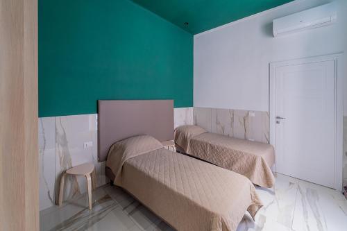 Postel nebo postele na pokoji v ubytování GreRos H. Rooms Napoli Centro by Clapa Group Dislocated Hospitality