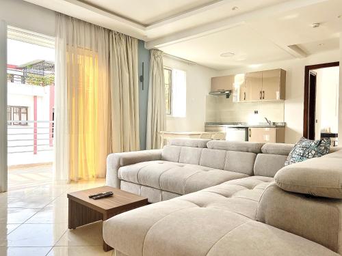 un soggiorno con divano e tavolo di MyCity a Rabat