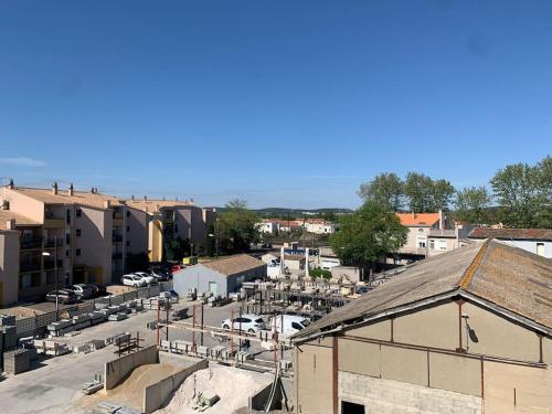 een uitzicht over de stad met geparkeerde auto's bij Appartement 4 personnes in Narbonne