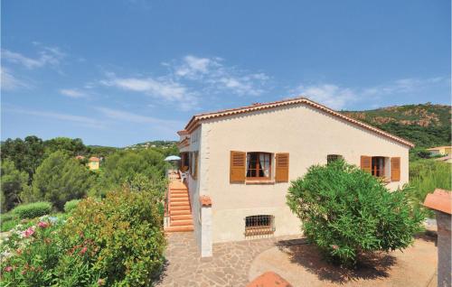 une maison avec un escalier qui y mène dans l'établissement Domaine De La Bastide Da, à Agay
