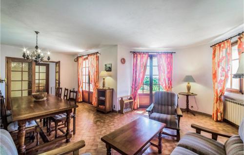 un salon avec une table et des chaises de salle à manger dans l'établissement Domaine De La Bastide Da, à Agay