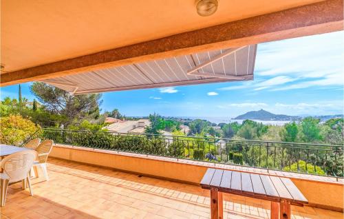 un patio avec une table et des chaises sur un balcon dans l'établissement Domaine De La Bastide Da, à Agay