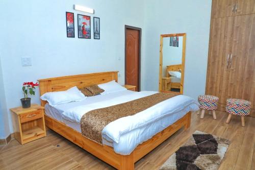 Raahi Cottages Mukteshwar tesisinde bir odada yatak veya yataklar