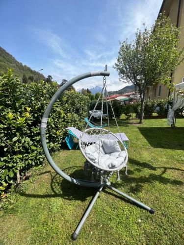 a swing on the grass in a yard at Casa R&E in Valbrona