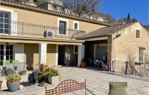 Cette grande maison dispose d'une terrasse. dans l'établissement Lovely Home In La Roque-Sur-Pernes, à La Roque-sur-Pernes