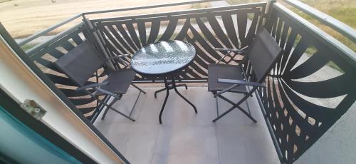 uma varanda com uma mesa e cadeiras em Apartament 2 camere Lucian em Baile Felix