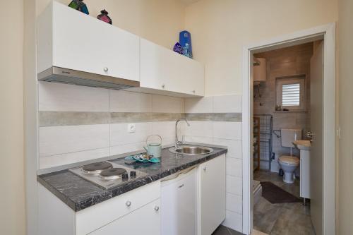 een keuken met een wastafel en een aanrecht bij Dubrovnik View Apartments in Dubrovnik