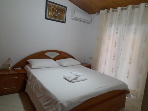 卡薩米里的住宿－Guesthouse Nedin，床上有两条白色毛巾