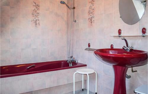 a bathroom with a red sink and a tub at Amazing Home In Kerbors With Wifi And 3 Bedrooms in Kerbors